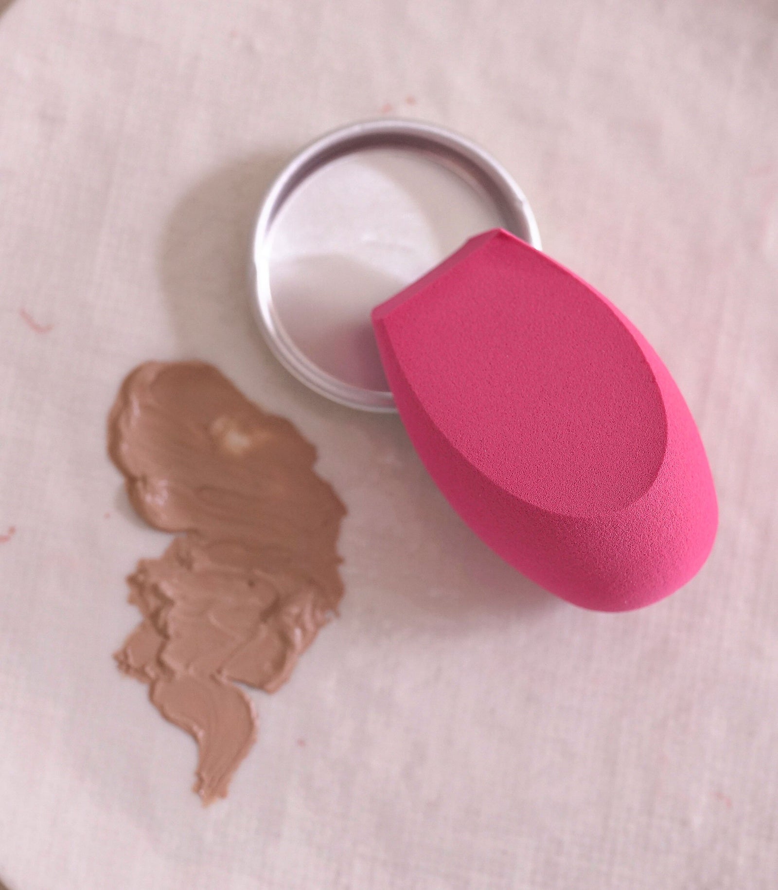 Blend and Snap: Get Picture-Perfect with the Pro Studio Airbrush Sponge