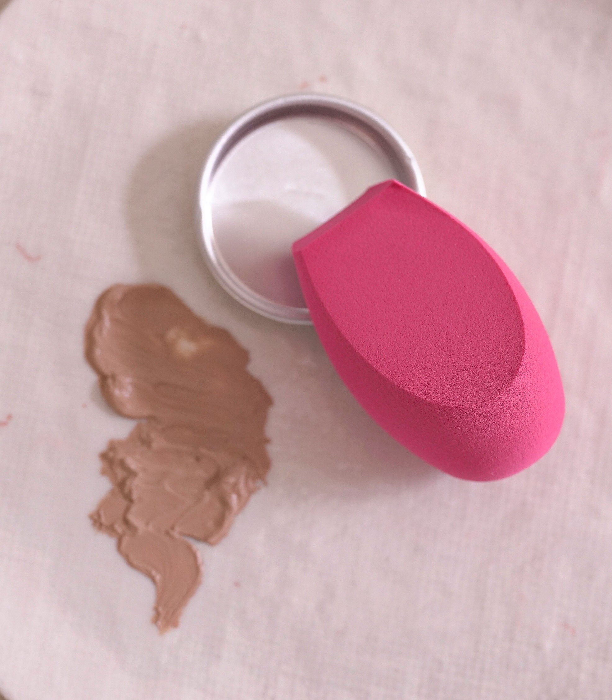 Blend and Snap: Get Picture-Perfect with the Pro Studio Airbrush Sponge