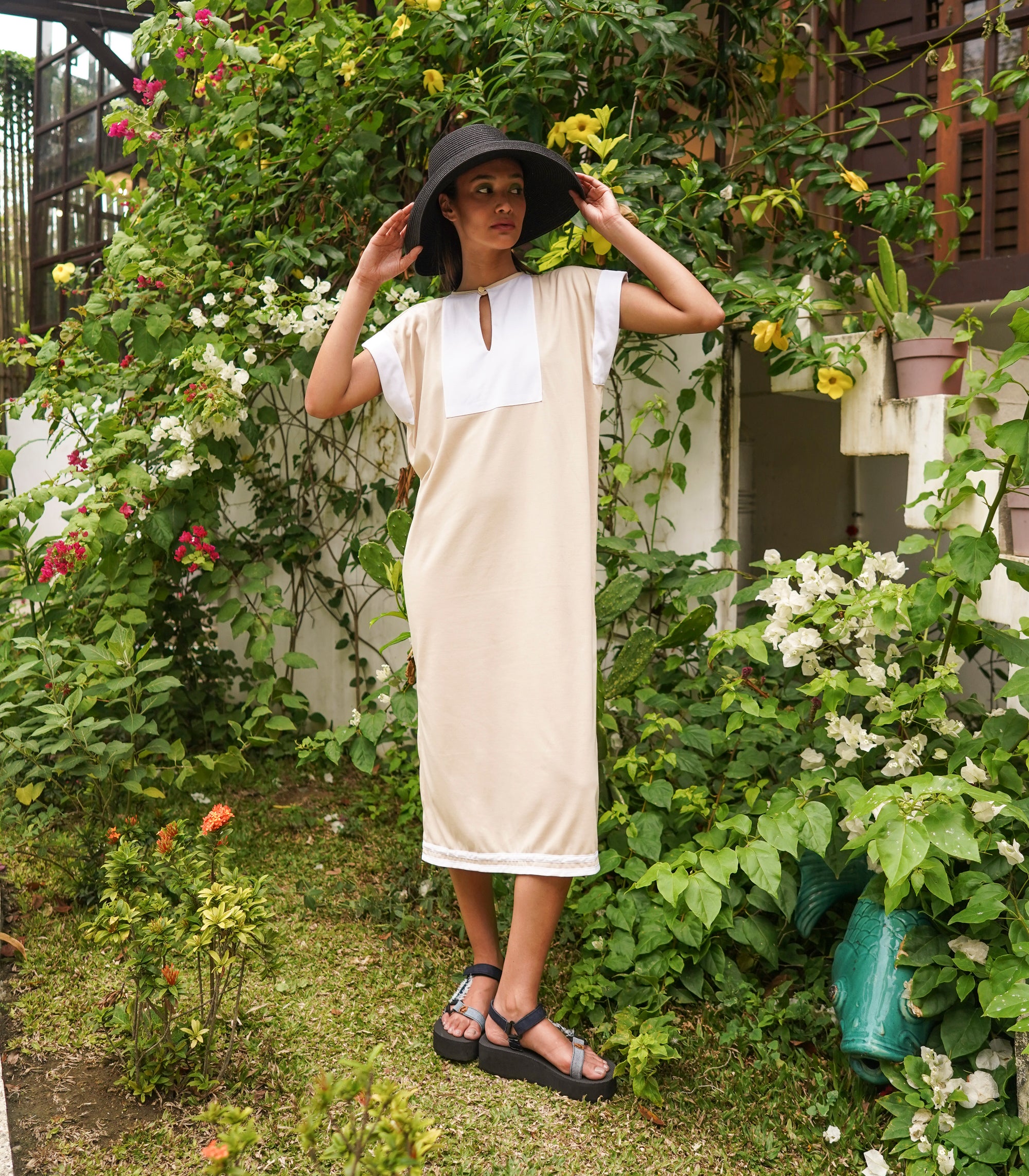 Classic Caftan - Camel/White