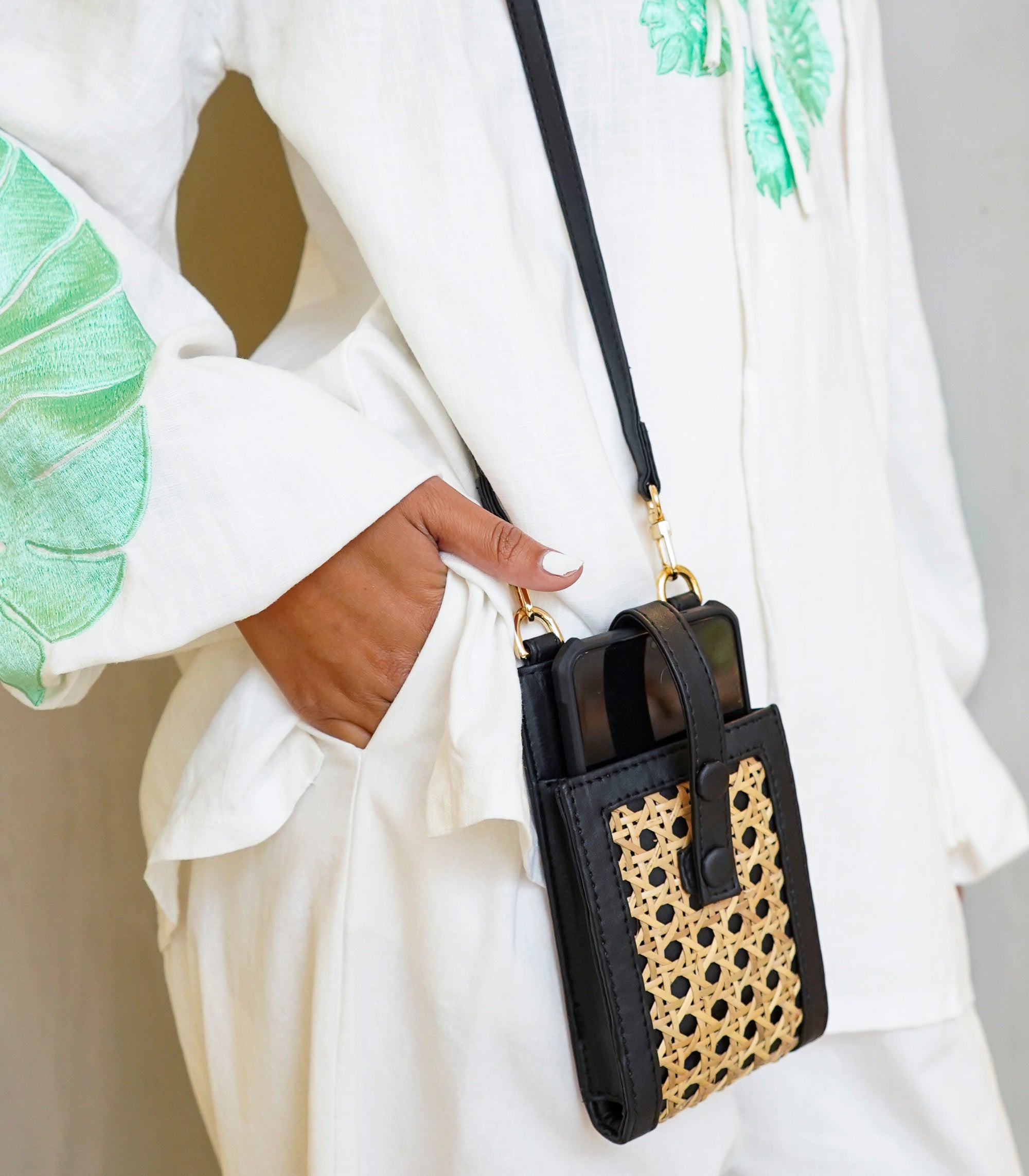 Nueva Solihiya Sling Bag  (Black)
